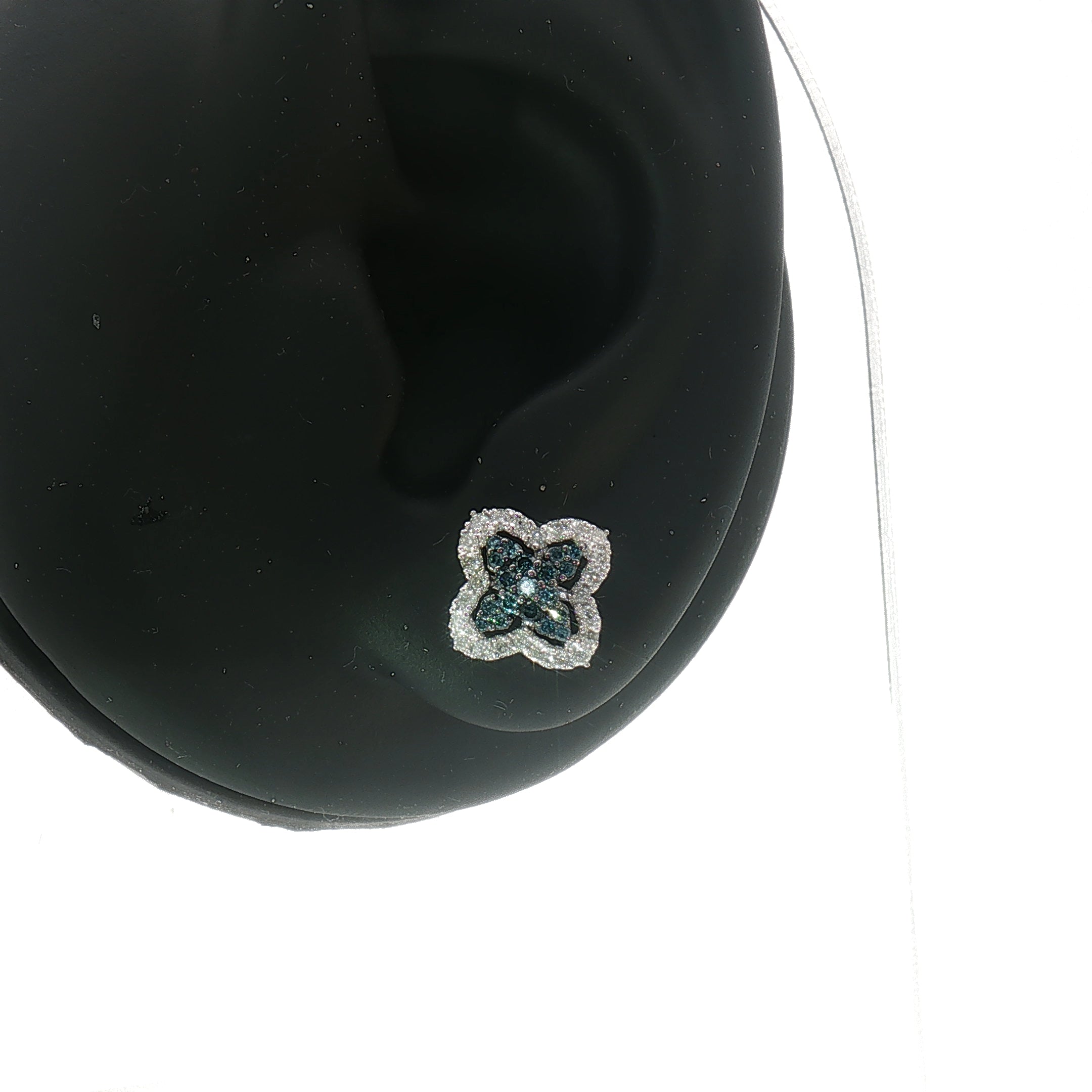 18k white gold earrings with blue diamond