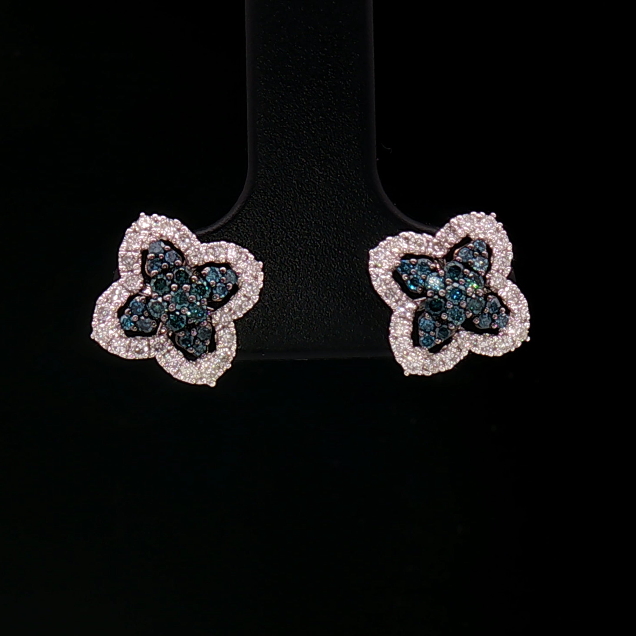 18k white gold earrings with blue diamond