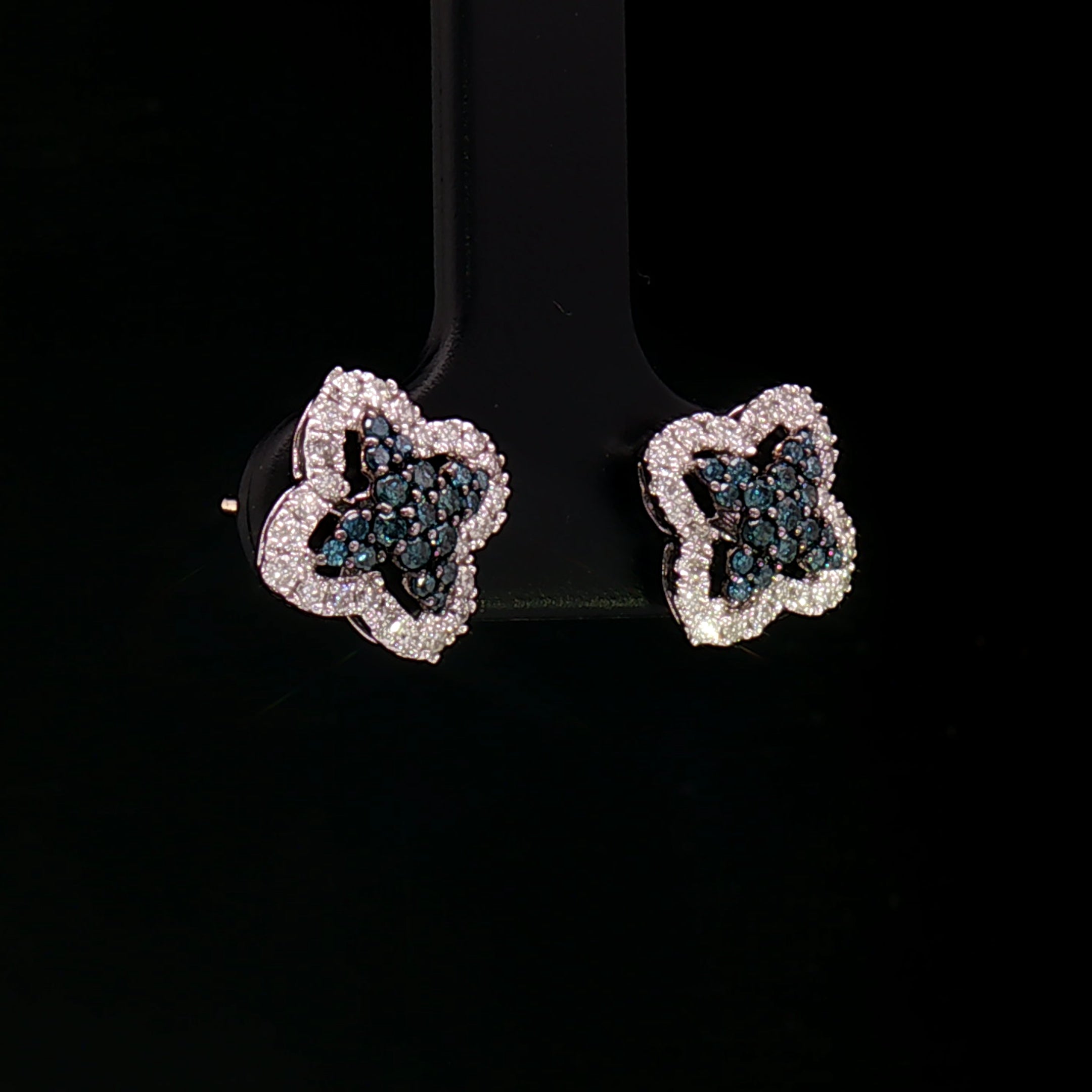 18k white gold earrings with blue diamond