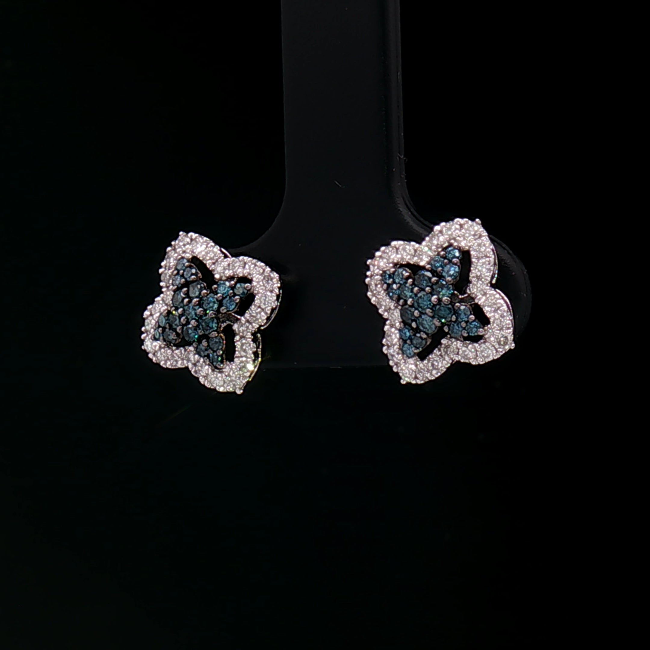 18k white gold earrings with blue diamond