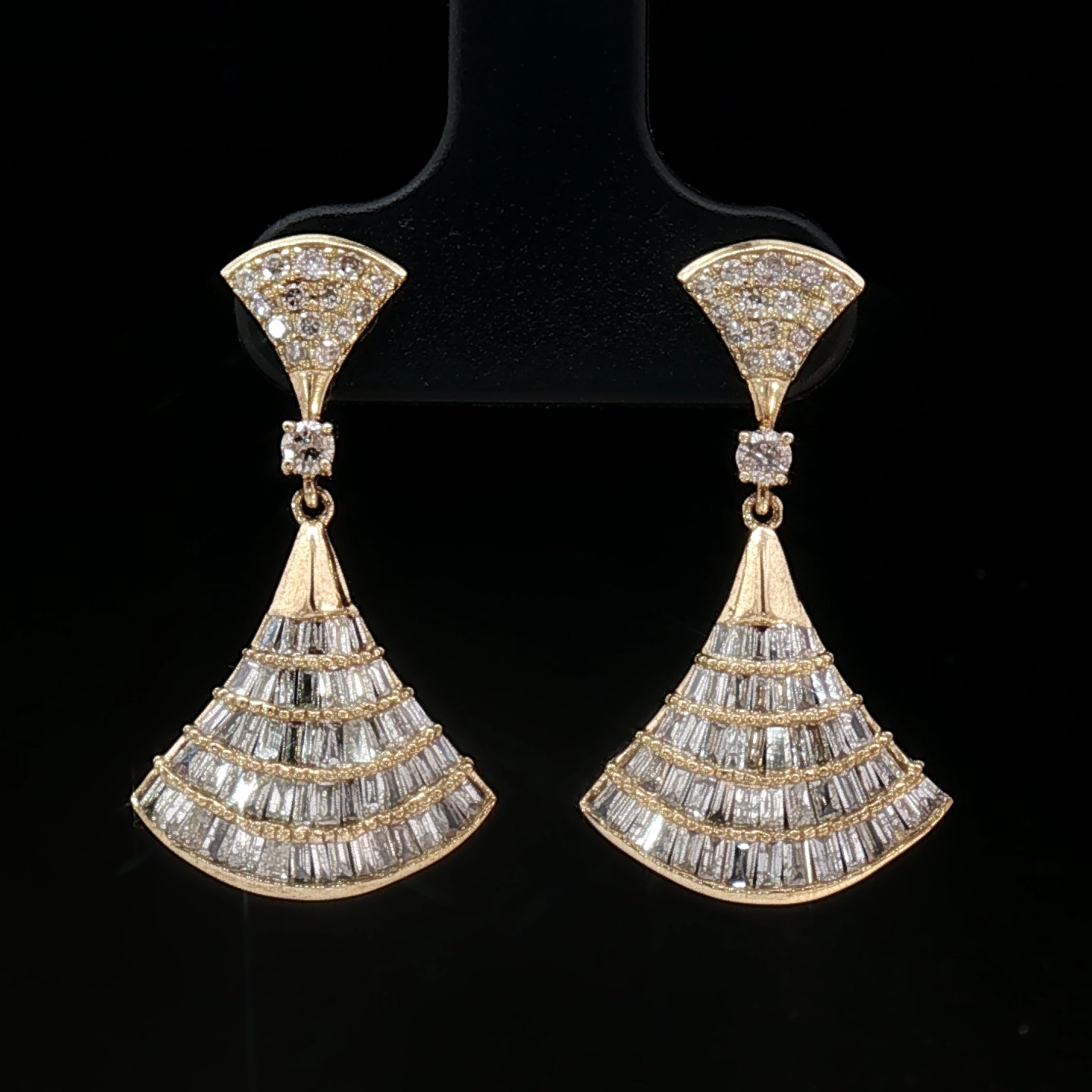 18k yellow gold dangle earrings with 1.20ct natural round and baguette diamonds
