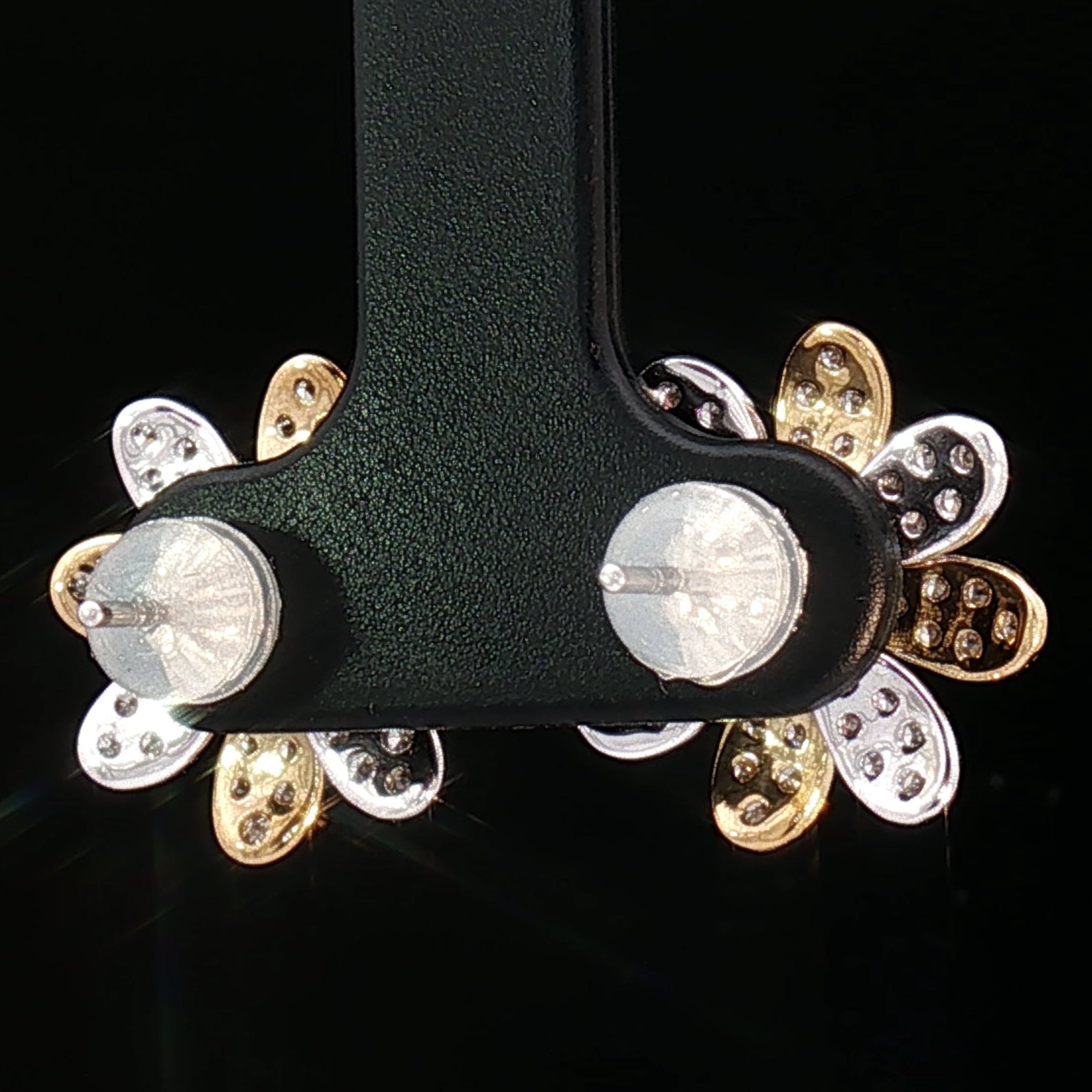 18k 2-Colour Yellow and White Gold Floral Stud Earrings with 1.00tcw Natural Diamond
