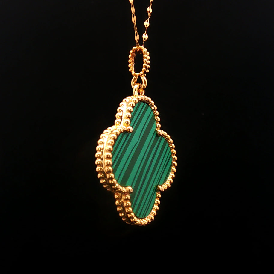 18k Yellow Gold Clover Pendant – 25mm Green Malachite with Beaded Trim