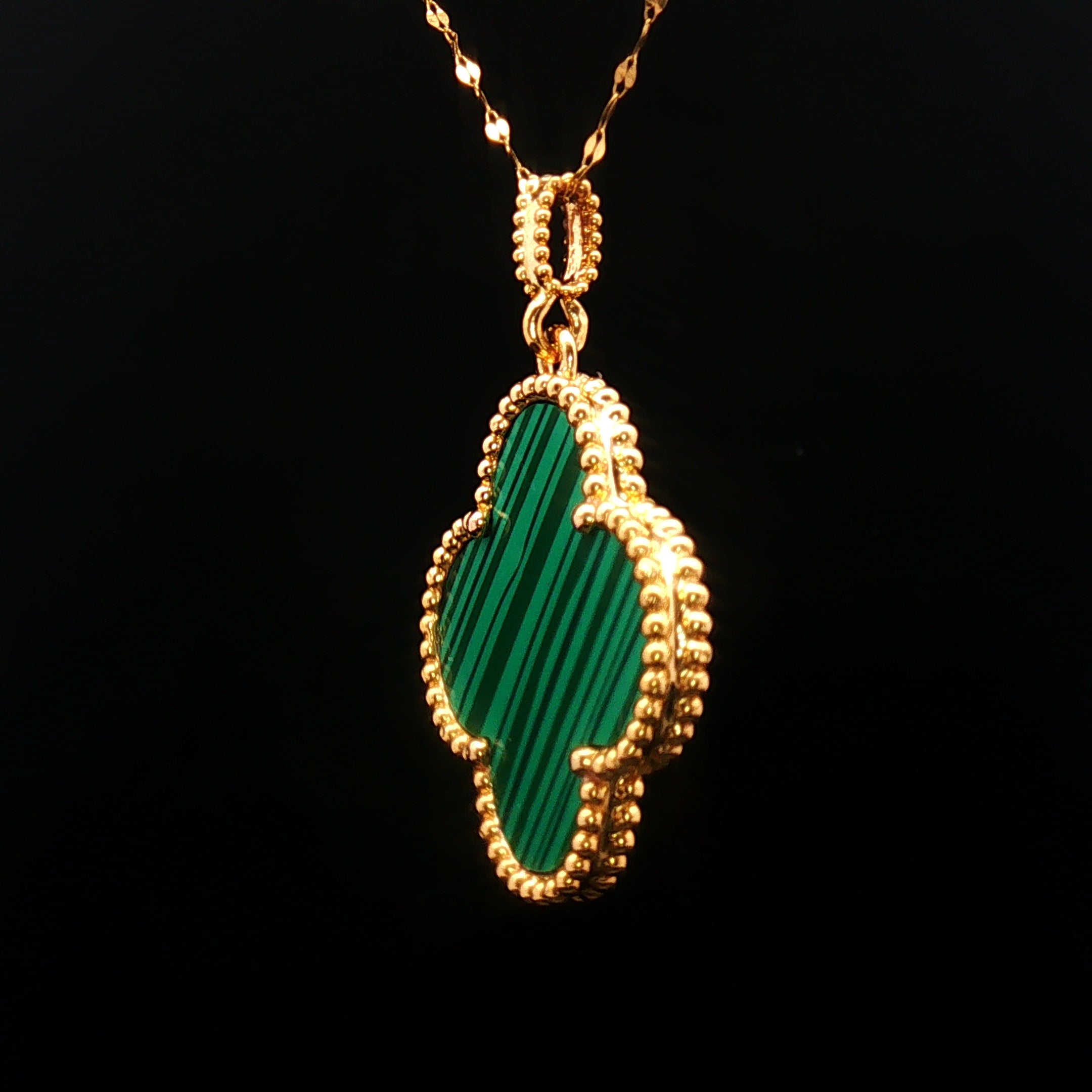 18k Yellow Gold Clover Pendant – 25mm Green Malachite with Beaded Trim