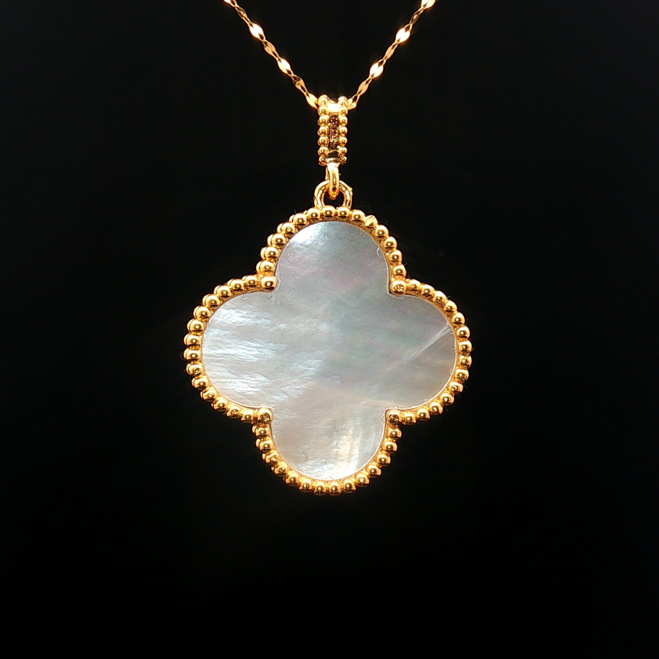 18k Yellow Gold Clover Pendant – 25mm Mother of Pearl with Elegant Beaded Frame