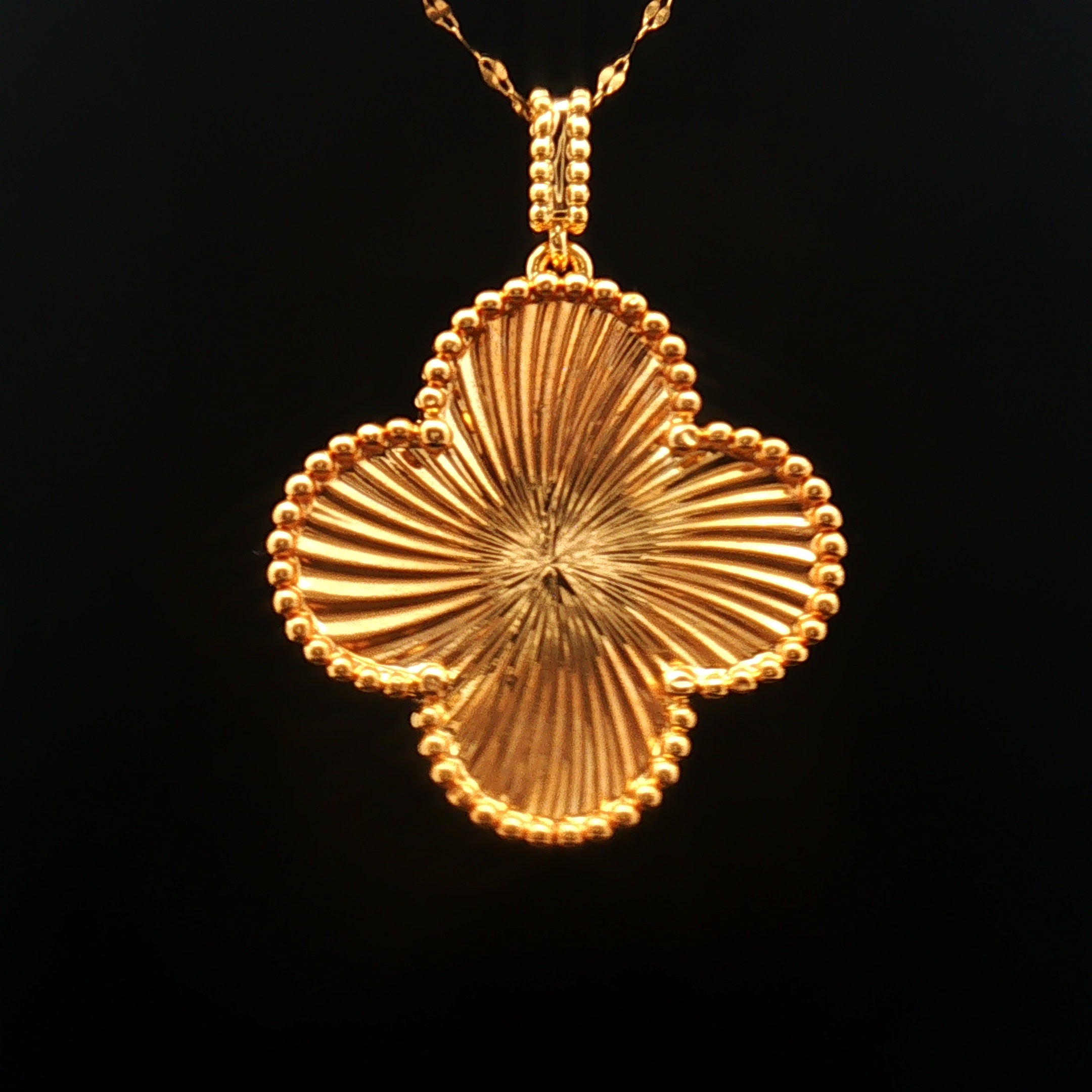 18k Yellow Gold Reversible Clover Pendant – 25mm Red Agate & Polished Gold Hollow Charm