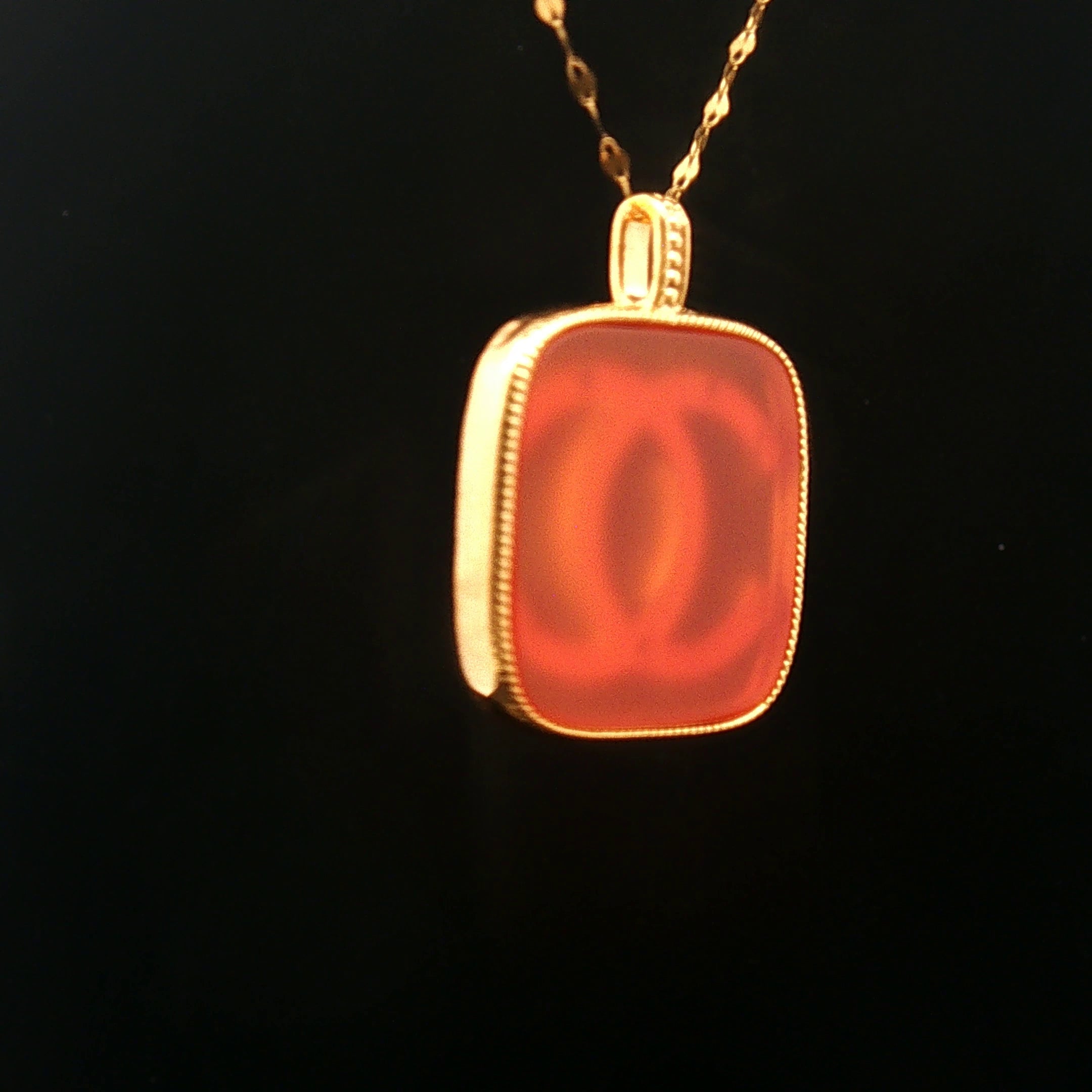 18k Yellow Gold Interlocking Motif Pendant – Red Agate Square Charm with Beaded Detailing