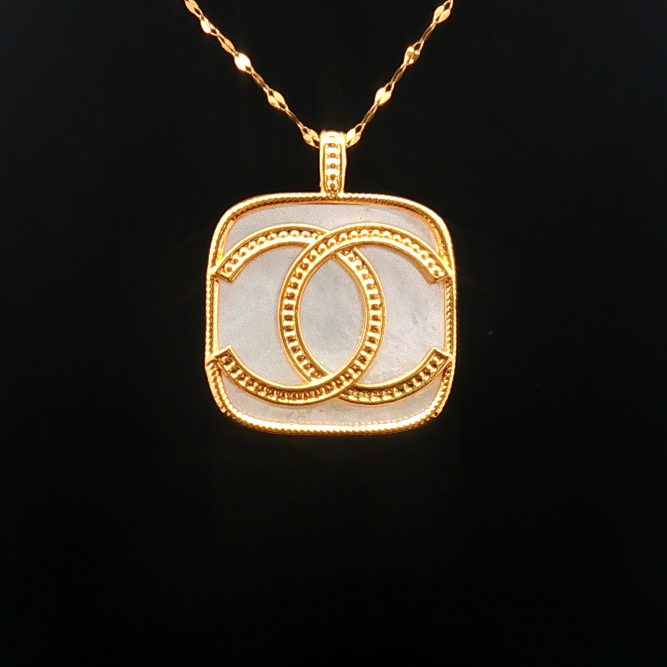 18k Yellow Gold Interlocking Motif Pendant – Square Mother of Pearl Hollow Charm