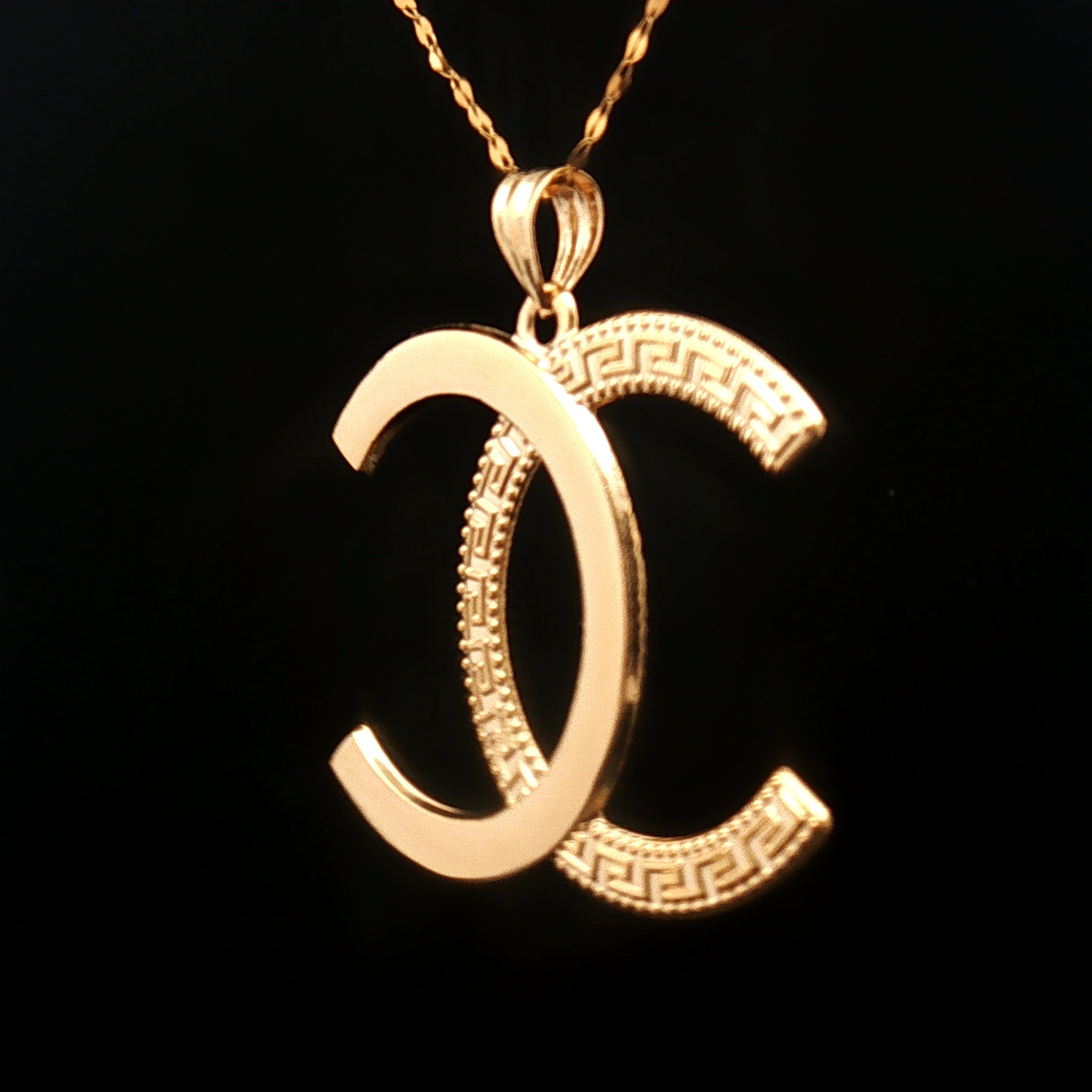 18k Yellow Gold Intertwined Pendant – Large Lightweight Modern Charm