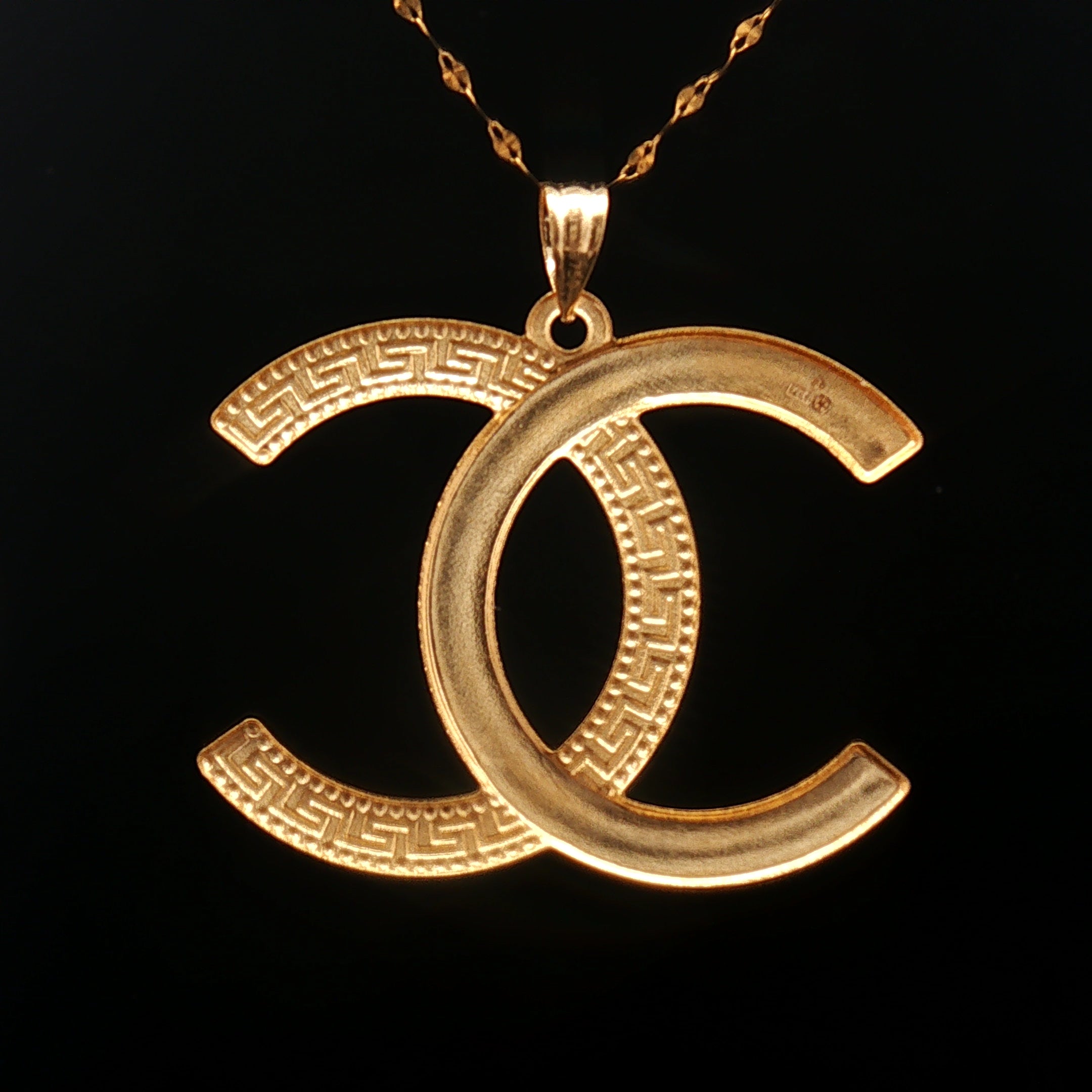 18k Yellow Gold Intertwined Pendant – Large Lightweight Modern Charm